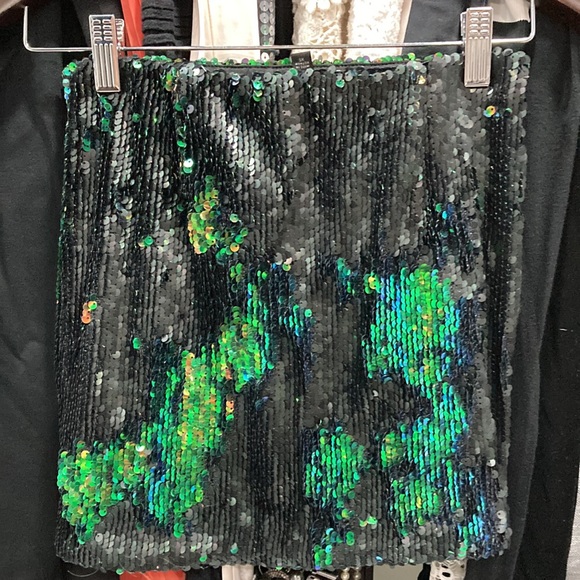 GUESS STUNNING 2 way color Sequin Skirt. SEXY! Size XS. - Picture 6 of 9